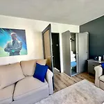 White 2 Metro Wifi 600 Mbs 75'tv Netflix, Disney+ Hbo Apartament Warszawa