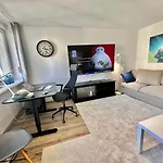 White 2 Metro Wifi 600 Mbs 75'tv Netflix, Disney+ Hbo Apartament *