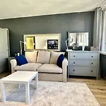 Apartament White 2 Metro Wifi 600 Mbs 75'tv Netflix, Disney+ Hbo Warszawa