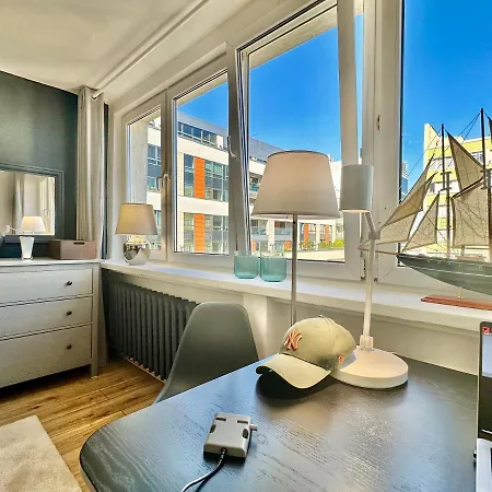 Apartment White 2 Metro Wifi 600 Mbs 75'tv Netflix, Disney+ Hbo Warsaw