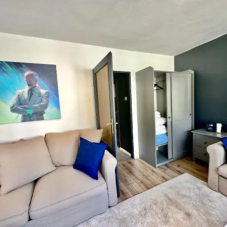 White 2 Metro Wifi 600 Mbs 75'tv Netflix, Disney+ Hbo Apartment Warsaw