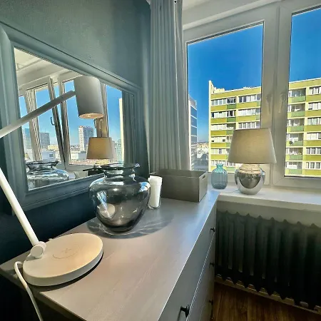 White 2 Metro Wifi 600 Mbs 75'tv Netflix, Disney+ Hbo Apartment *