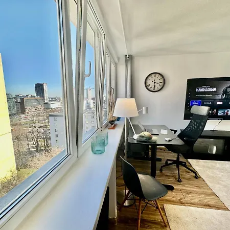 White 2 Metro Wifi 600 Mbs 75'tv Netflix, Disney+ Hbo Apartment *